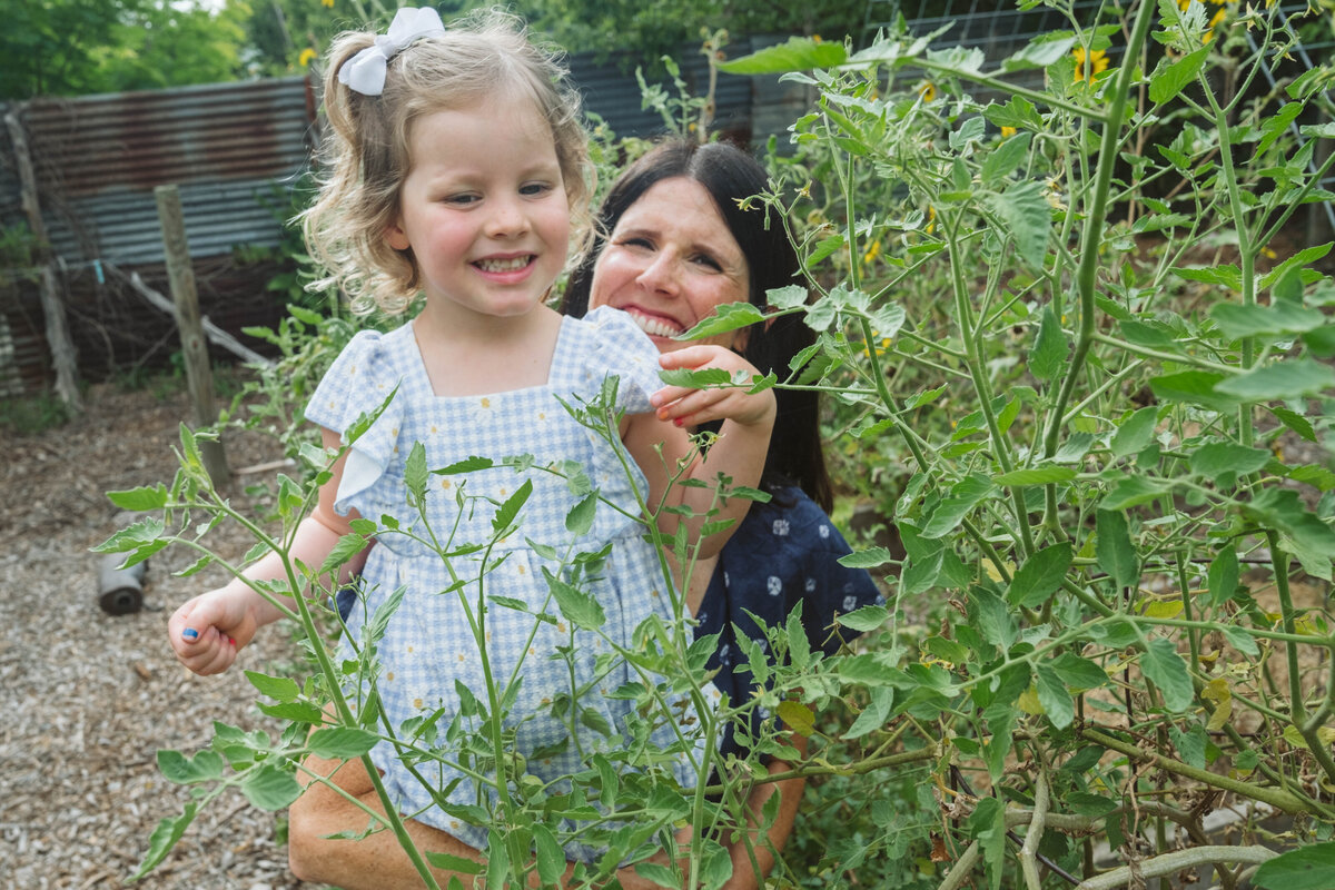 mom_daughter_in_garden
