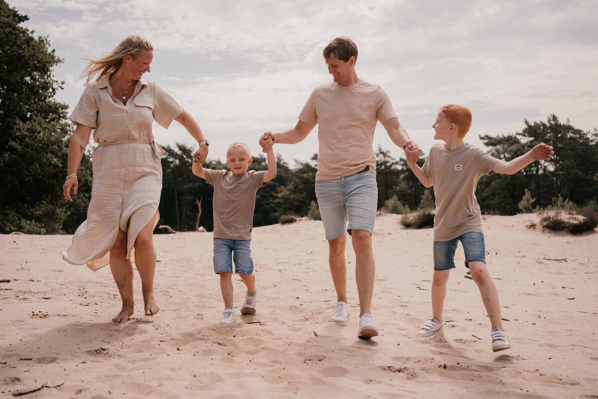 liefdevolle-gezinsfotografie-laren-duinen-leukfotografie (107 van 114)