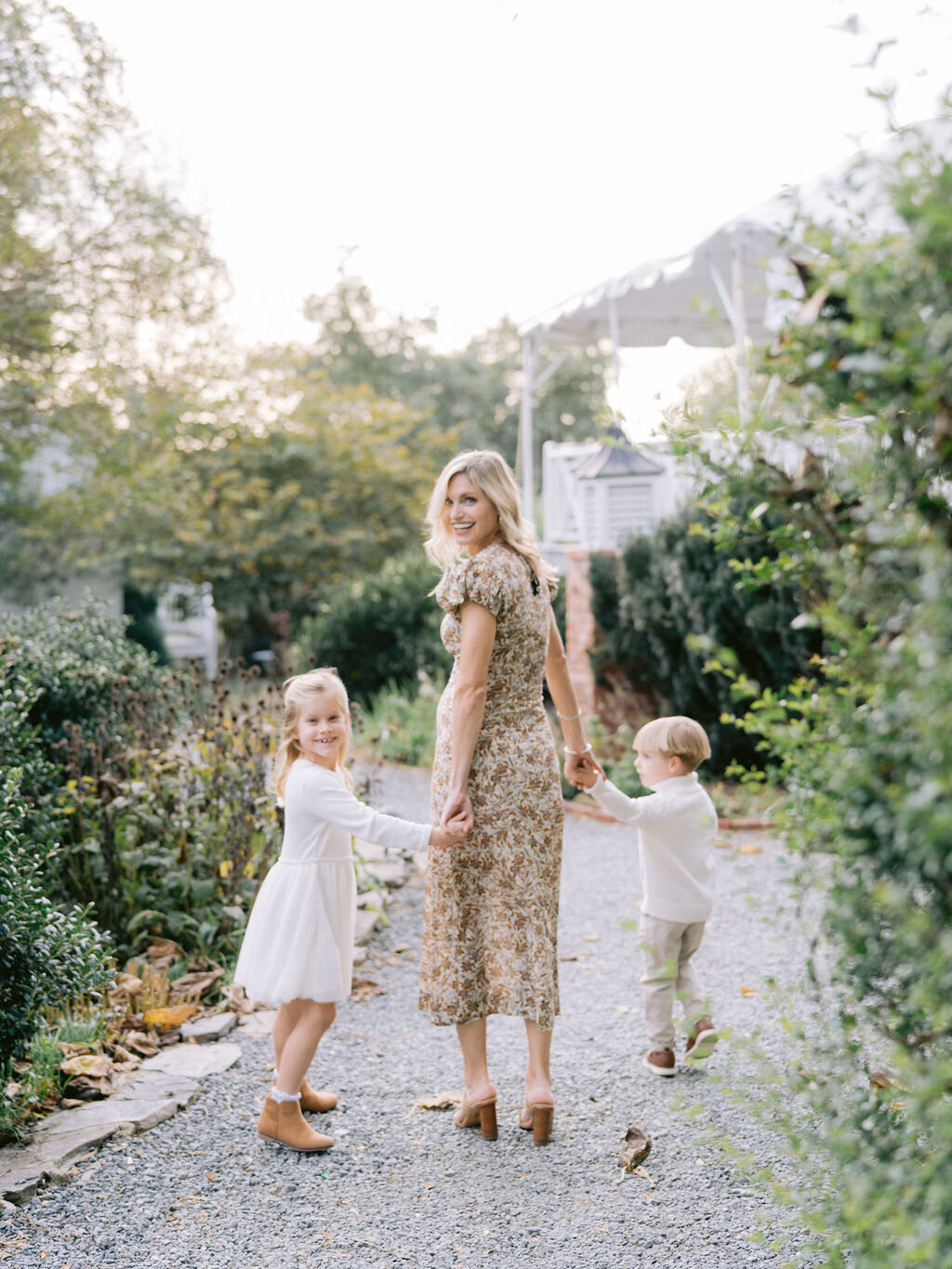 NikkiSanterre_CharlottesvilleFineArtMotherhoodPhotographer_CliftonInnPortraits_ChaffeeFam-11