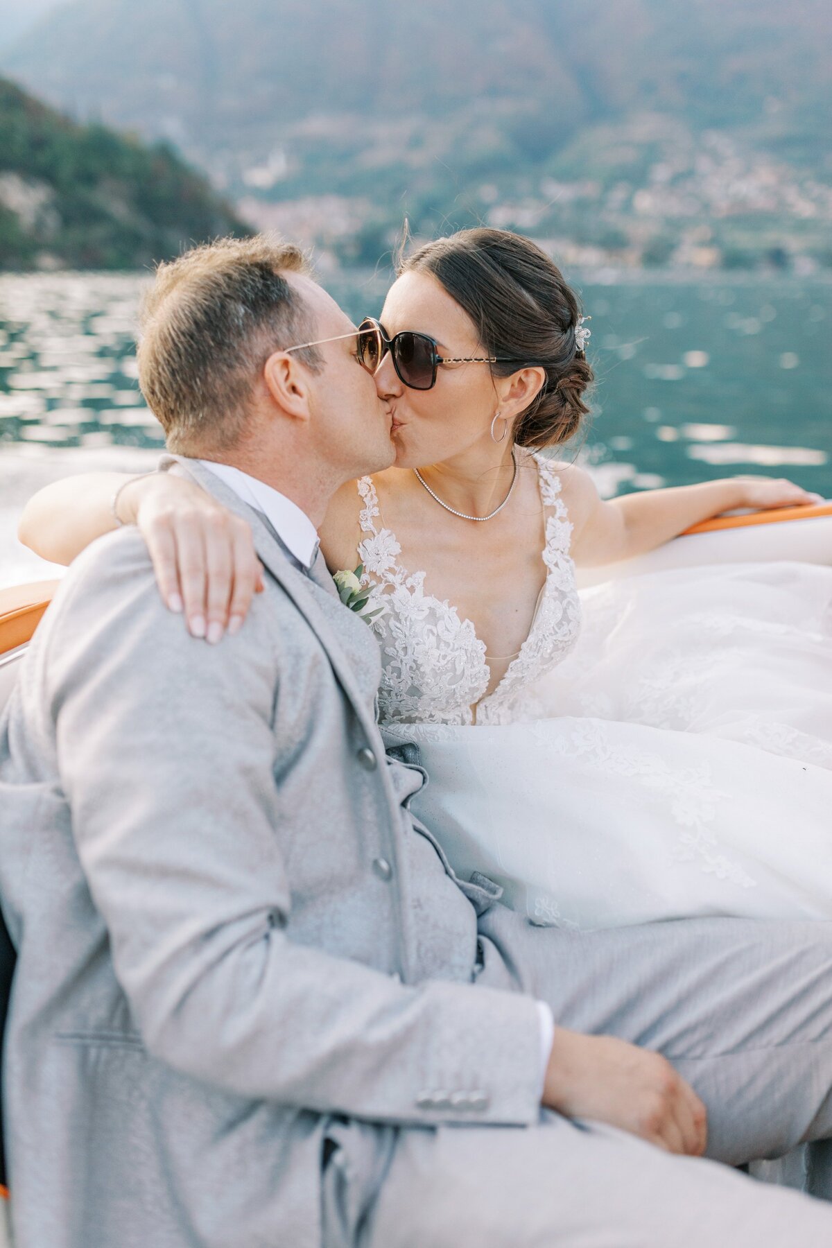 Brudpar pussas på en Rivabåt på Comosjön