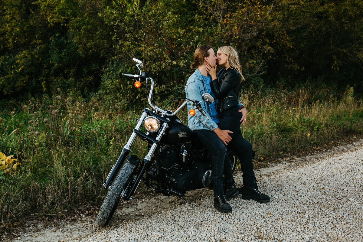 kissing-on-motocycle