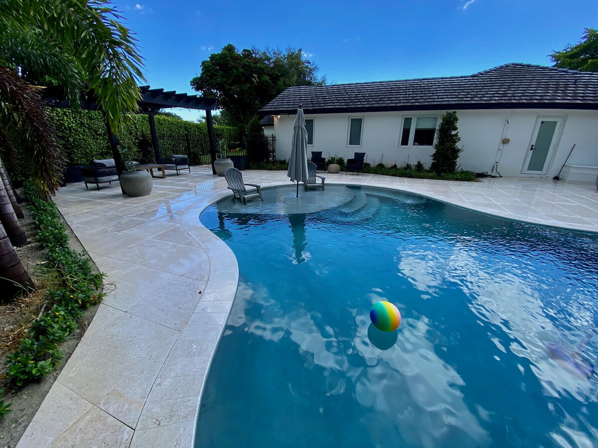 freeform-pool-tanning-ledge-with-umbrella
