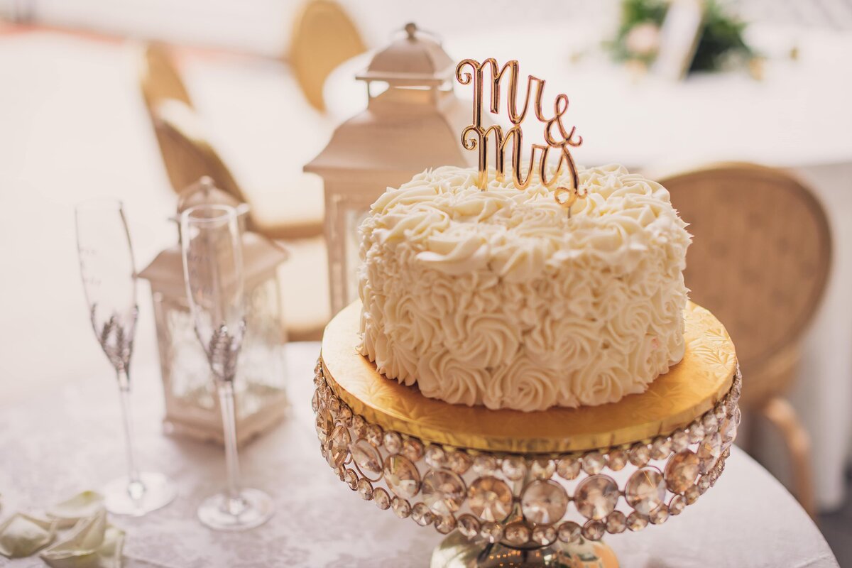 Wedding Reception White Rose-Like Single Layered Cake