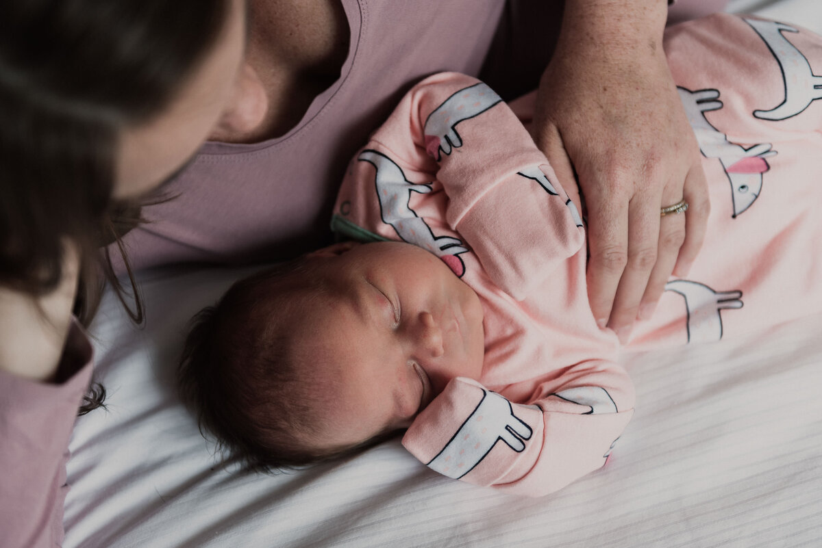 newborn-baby-relaxed-lifestyle-natural-family-photography-187