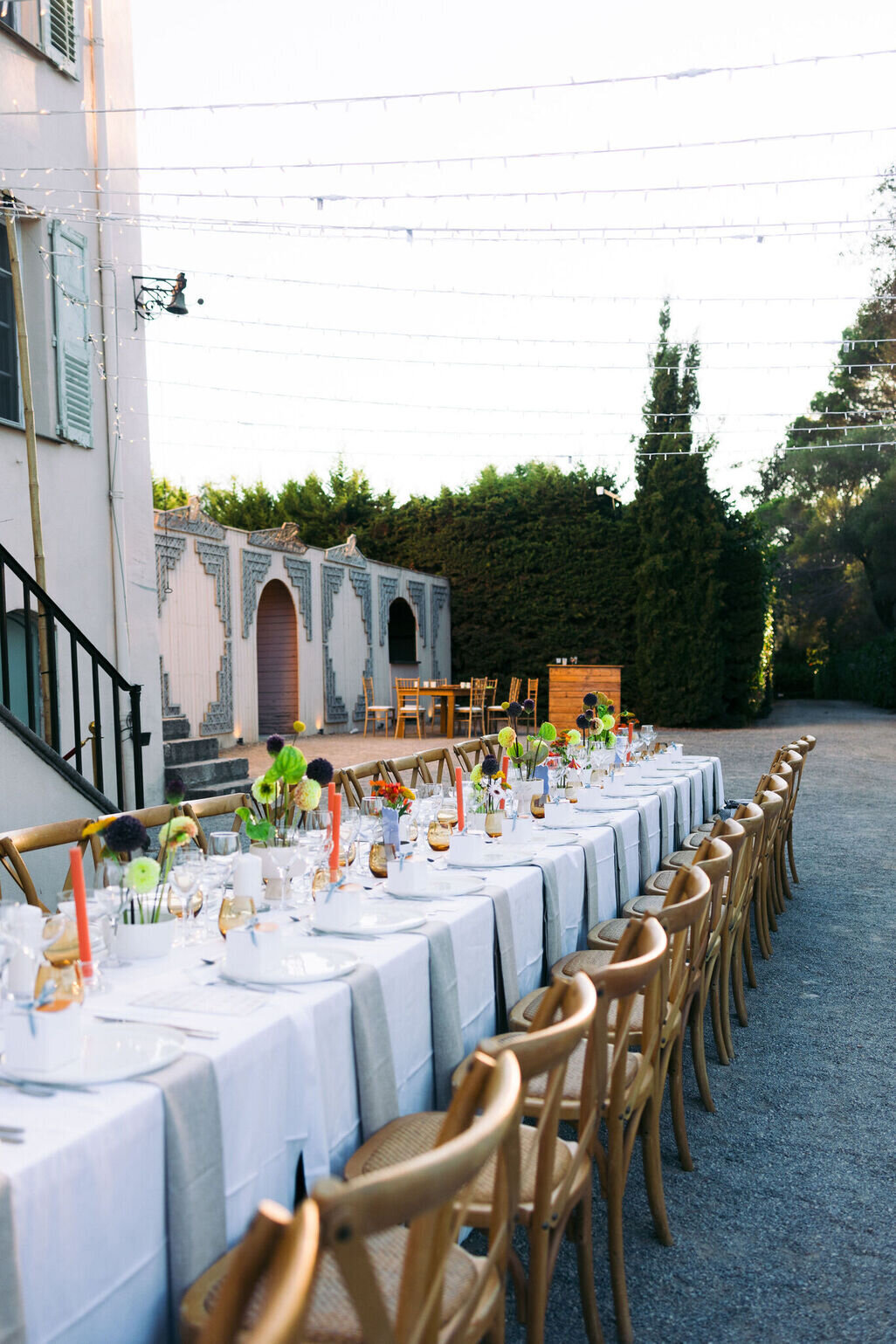 longue-table-de-mariage-avec-details-colores