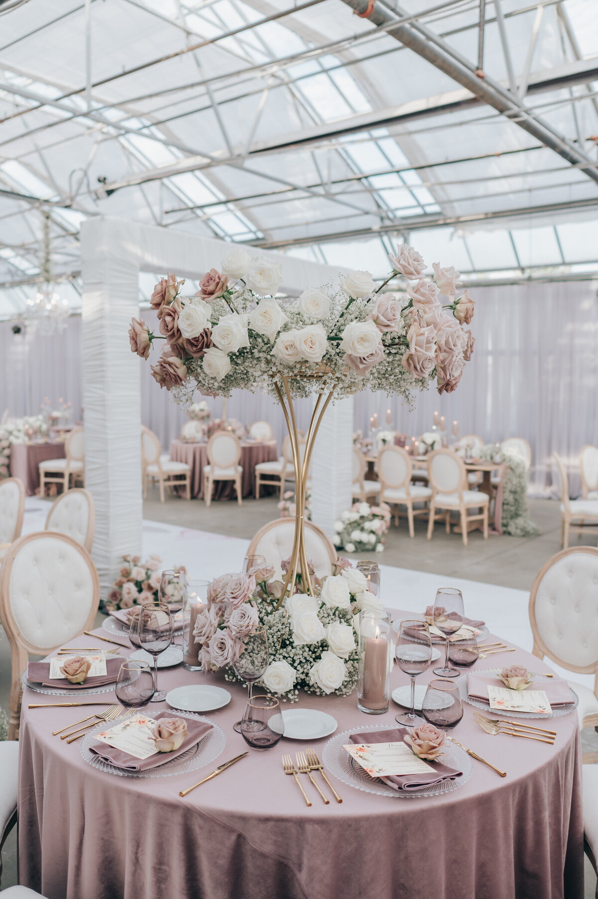 Glamorous rose centre pieces with gold accents and baby's breath