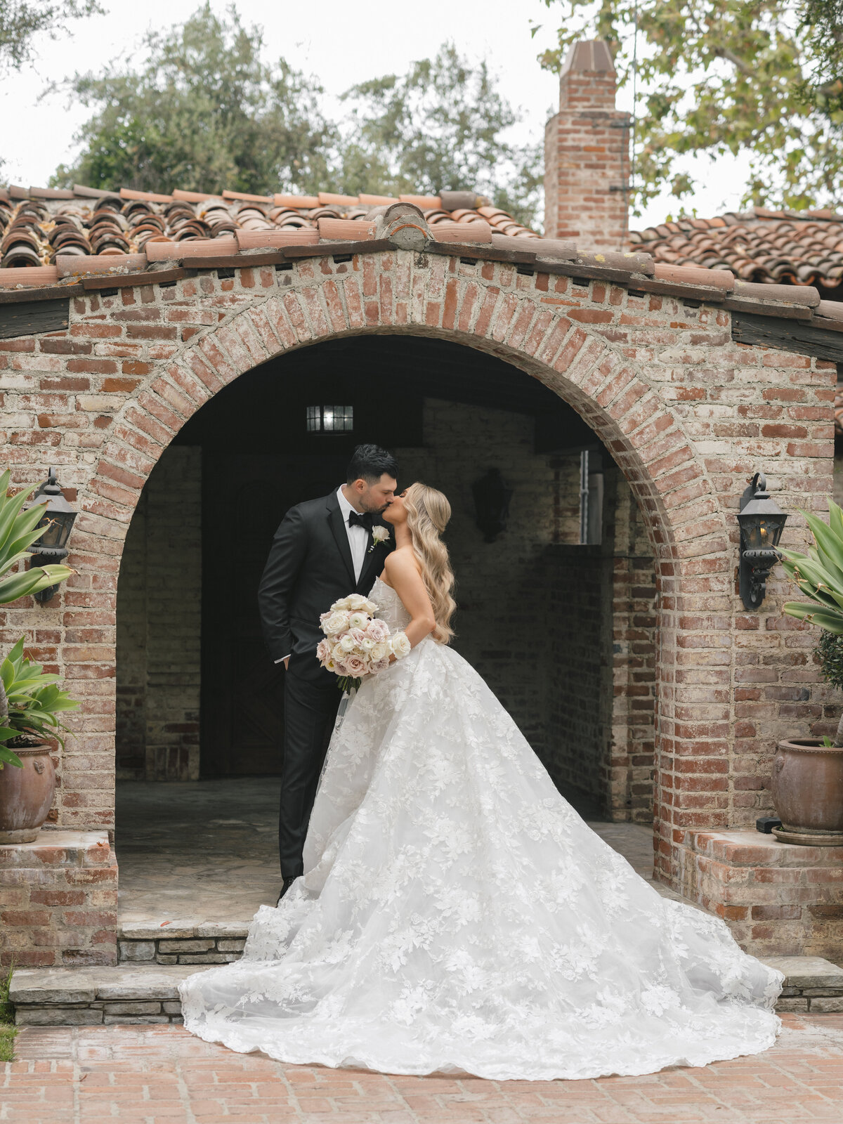 Teasers_OliviaandAlex_Hummingbird-Nest-Ranch_Taylor-Kinzie-Photography-87