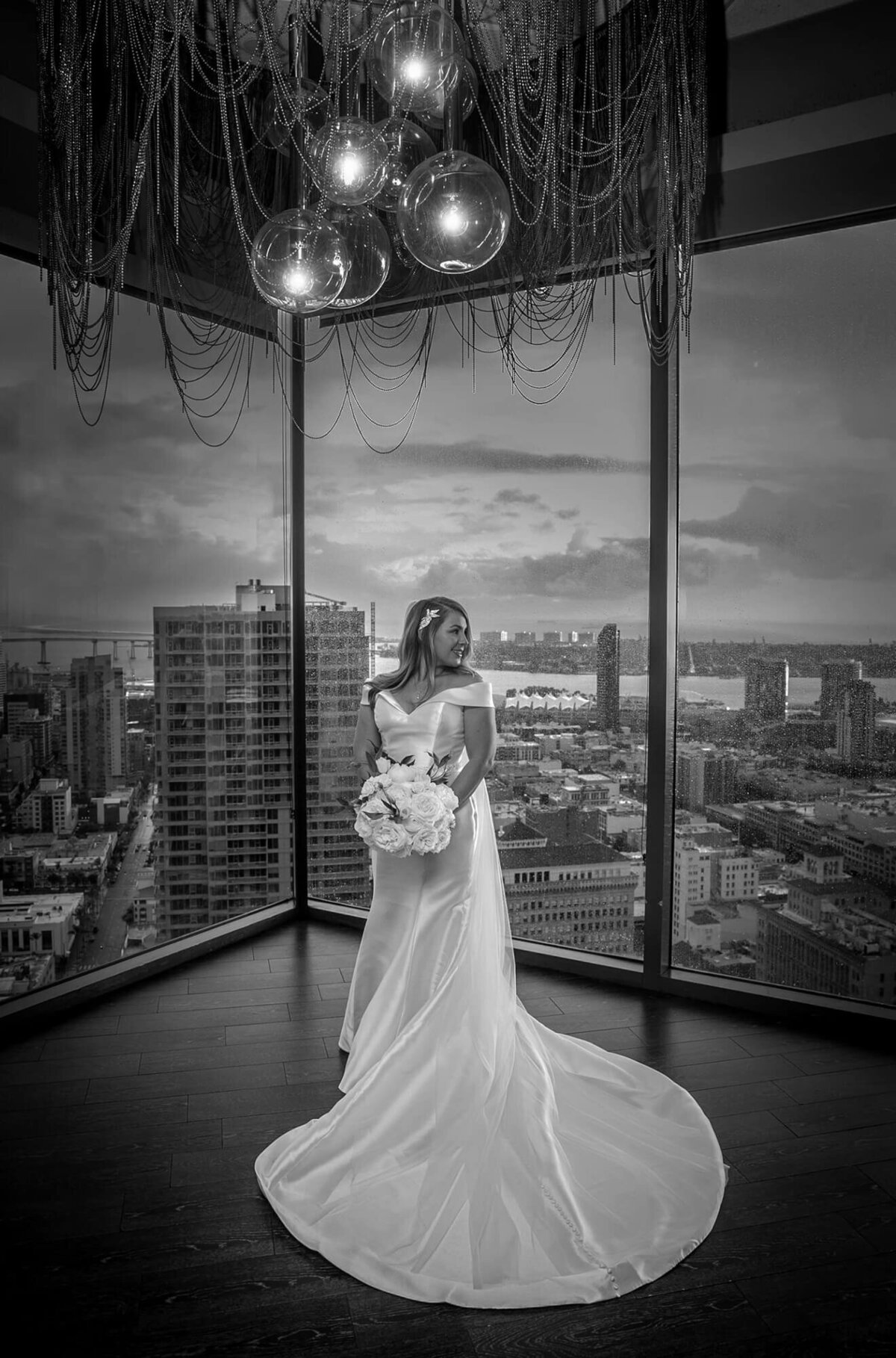 university-club-san-diego-wedding-bridal-portrait-skyline-view