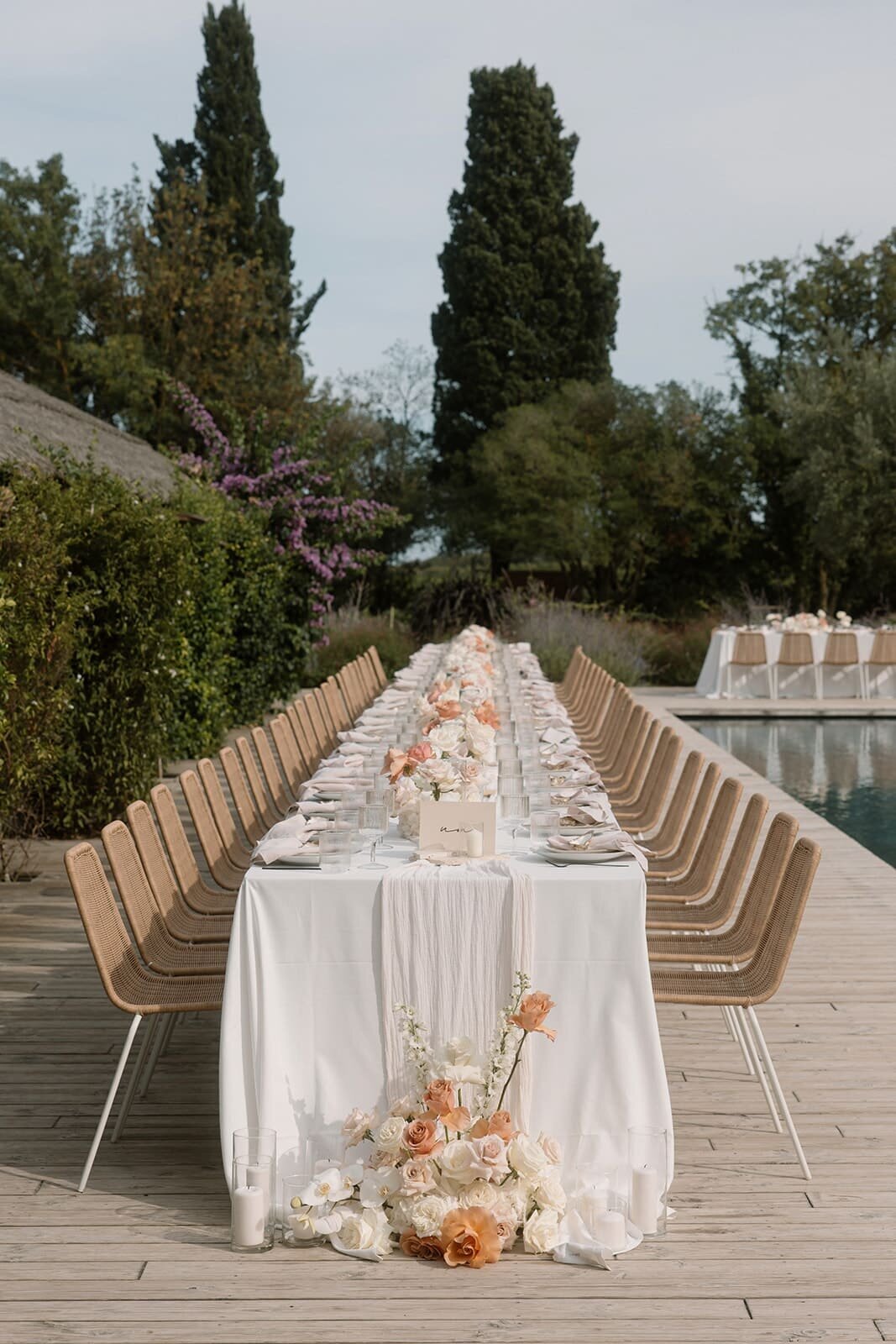 chic-wedding-by-the-pool