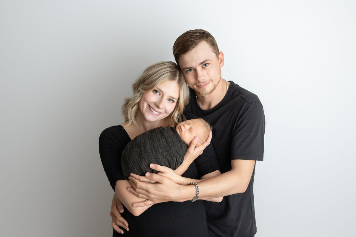 Newborn photoshoot parent pose ideas