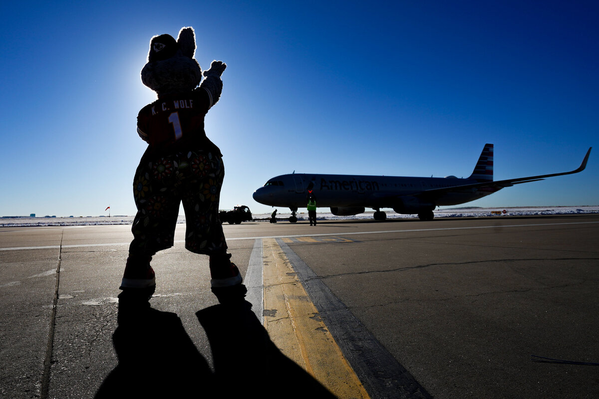 kansas-city-sports-photography-chiefs-0008-mascot-shadow-airplane-background