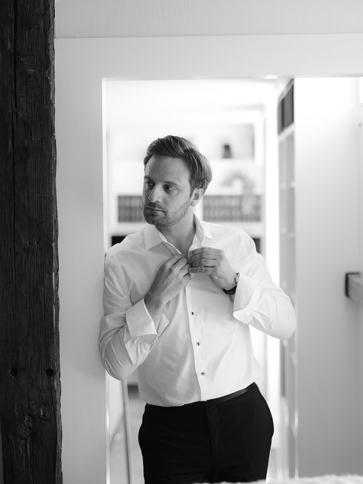 groom-getting-ready-at-willow-hill-ct