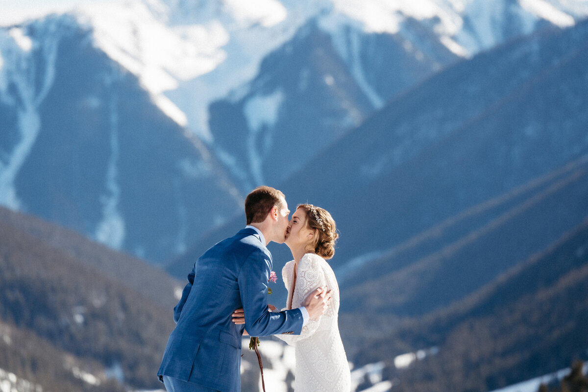 Sam-Murch-Photography-Ouray-Winter-Elopement-with-dog-43