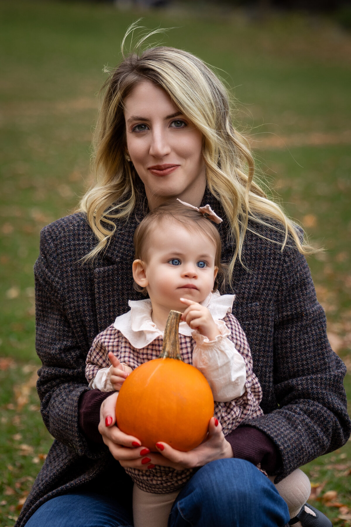 Photo de maman avec son enfant pour en automne dans un parc - Photographe de famille Montréal