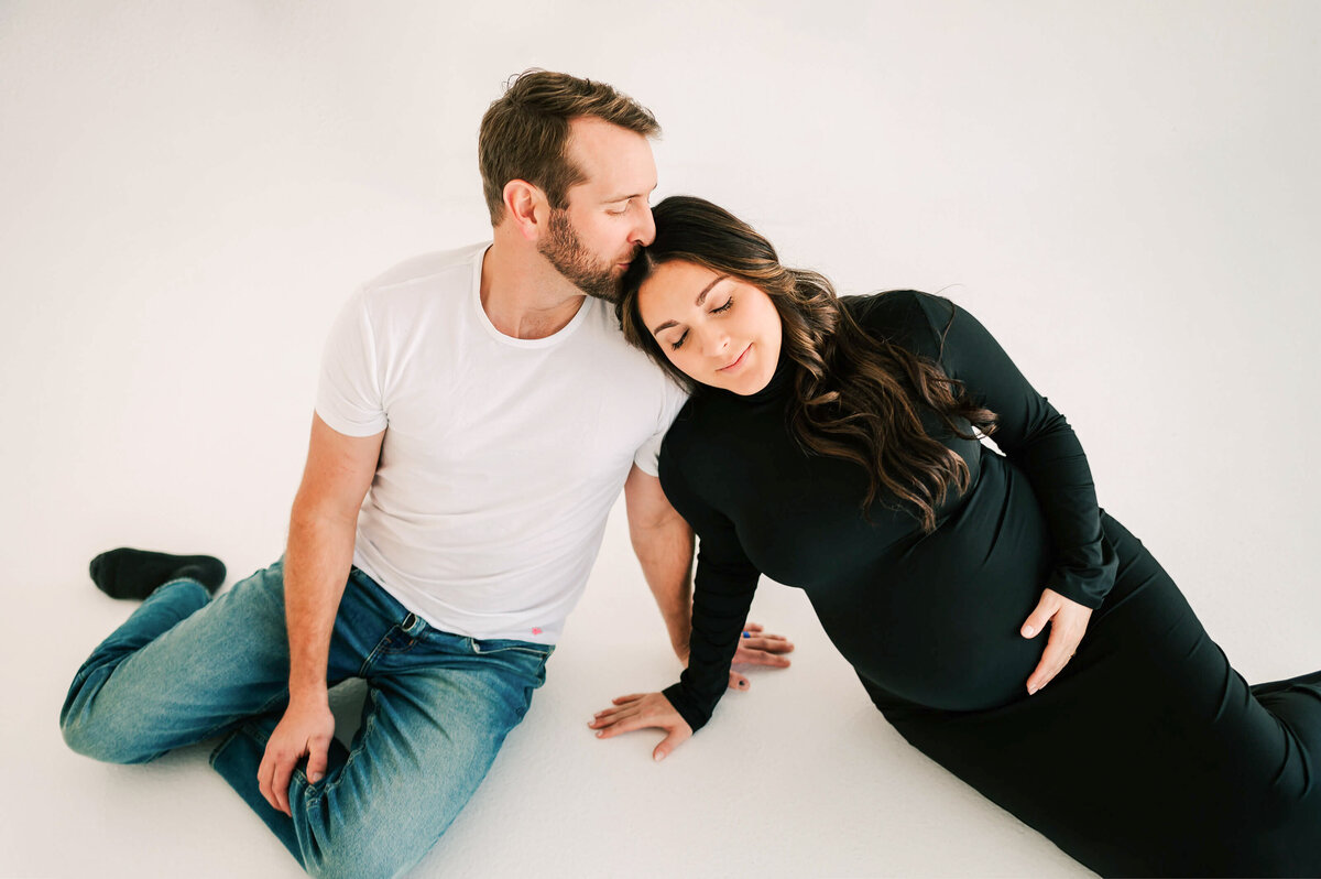 Springfield Mo maternity photographer Jessica Kenendy of The XO Photography captures pregnant mom leaning on husbands shoulder