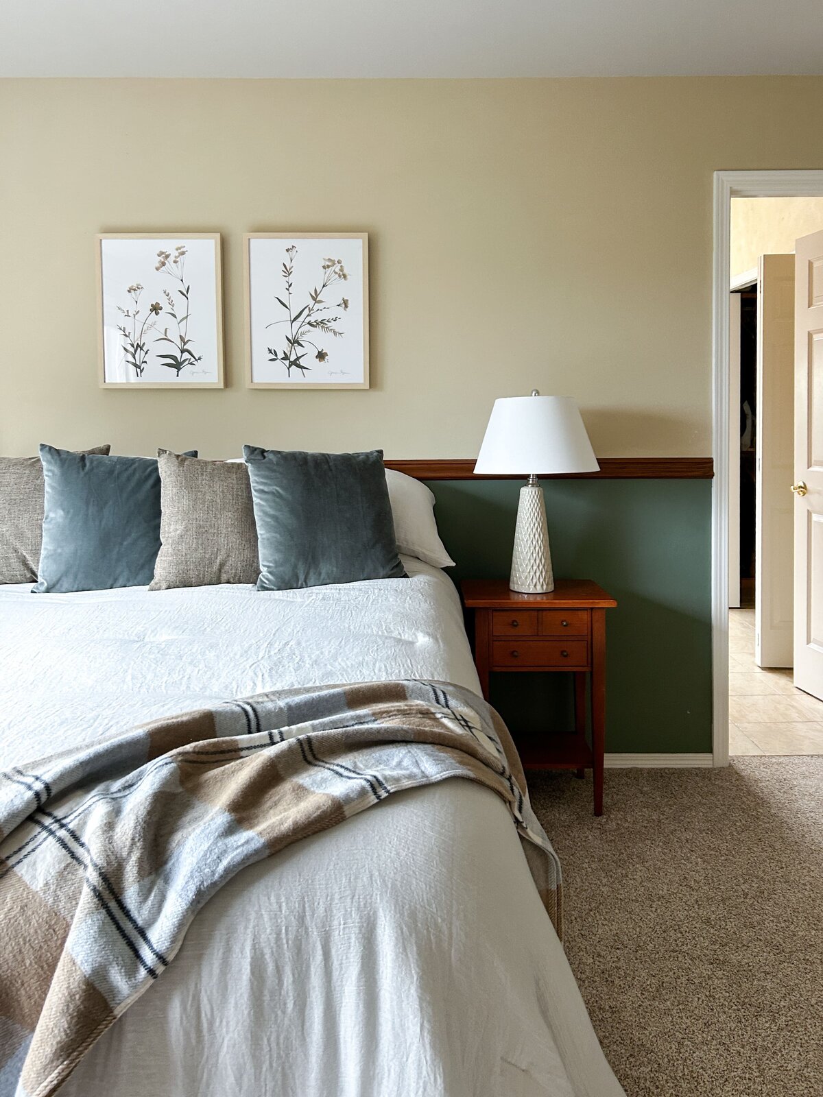 occupied-staging-snohomish-county-primary-bedroom-modernmollusk-3