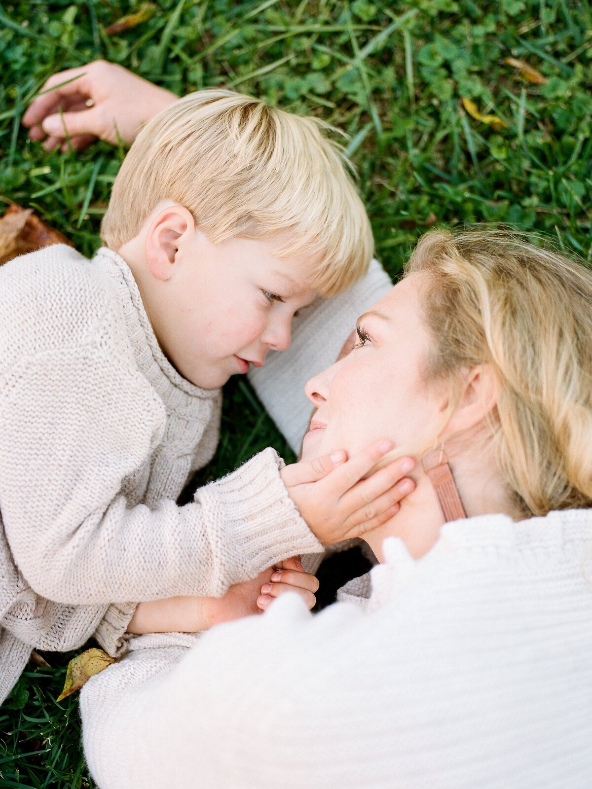fall-family-photos-at-home-crozet-virginia-amy-nicole-photography-0113