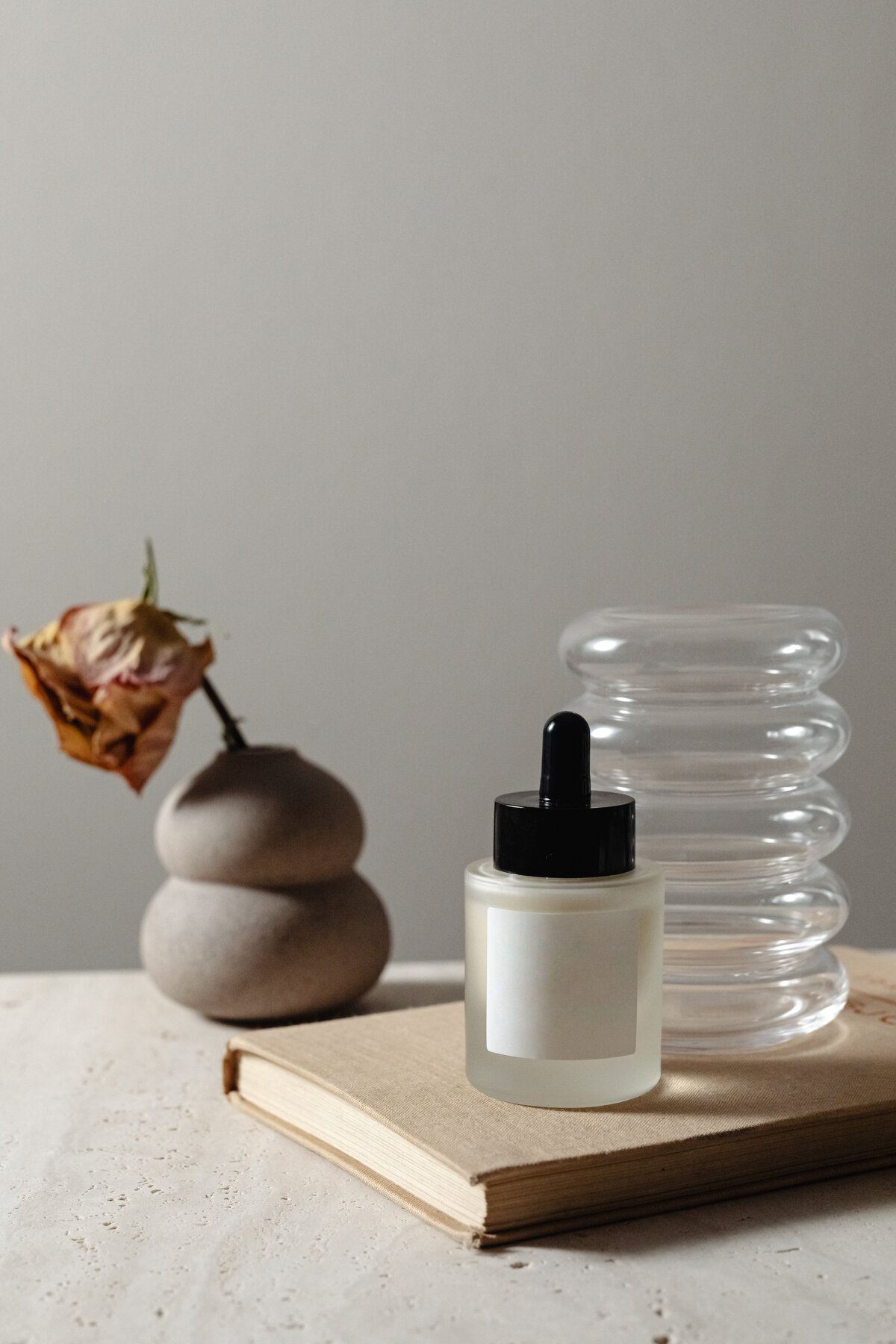 kaboompics_a-bottle-of-beauty-product-for-mockup-24925