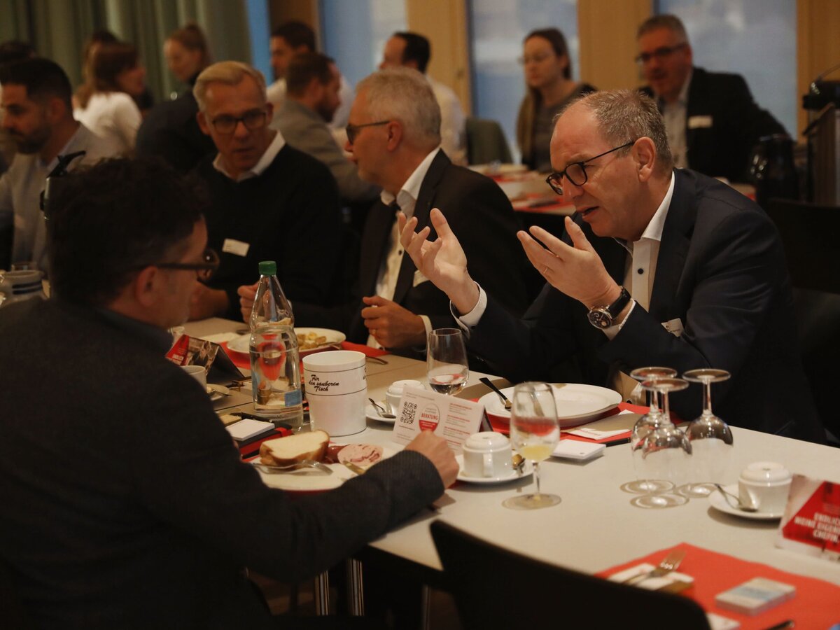 meralunastudio-werbeagentur-schweiz-zuerich-portfolio-jungunternehmerzentrum-flawil-martini-forum-2022 (16)