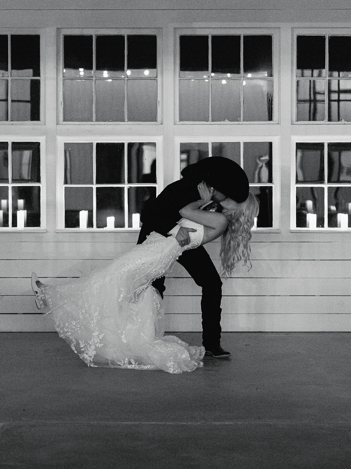 2025-10-11_DykesWeddingPreviews_MollyMurphyPhotography-145