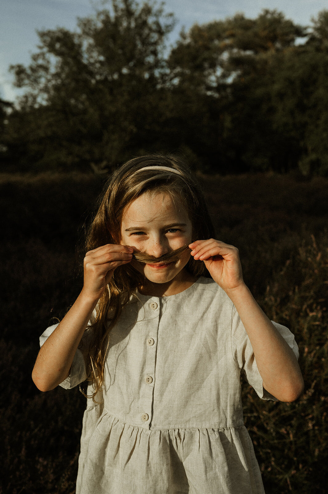 Gezinsfotografie in Nijlen tijdens golden hour – pure, spontane momenten vastgelegd in de heide.