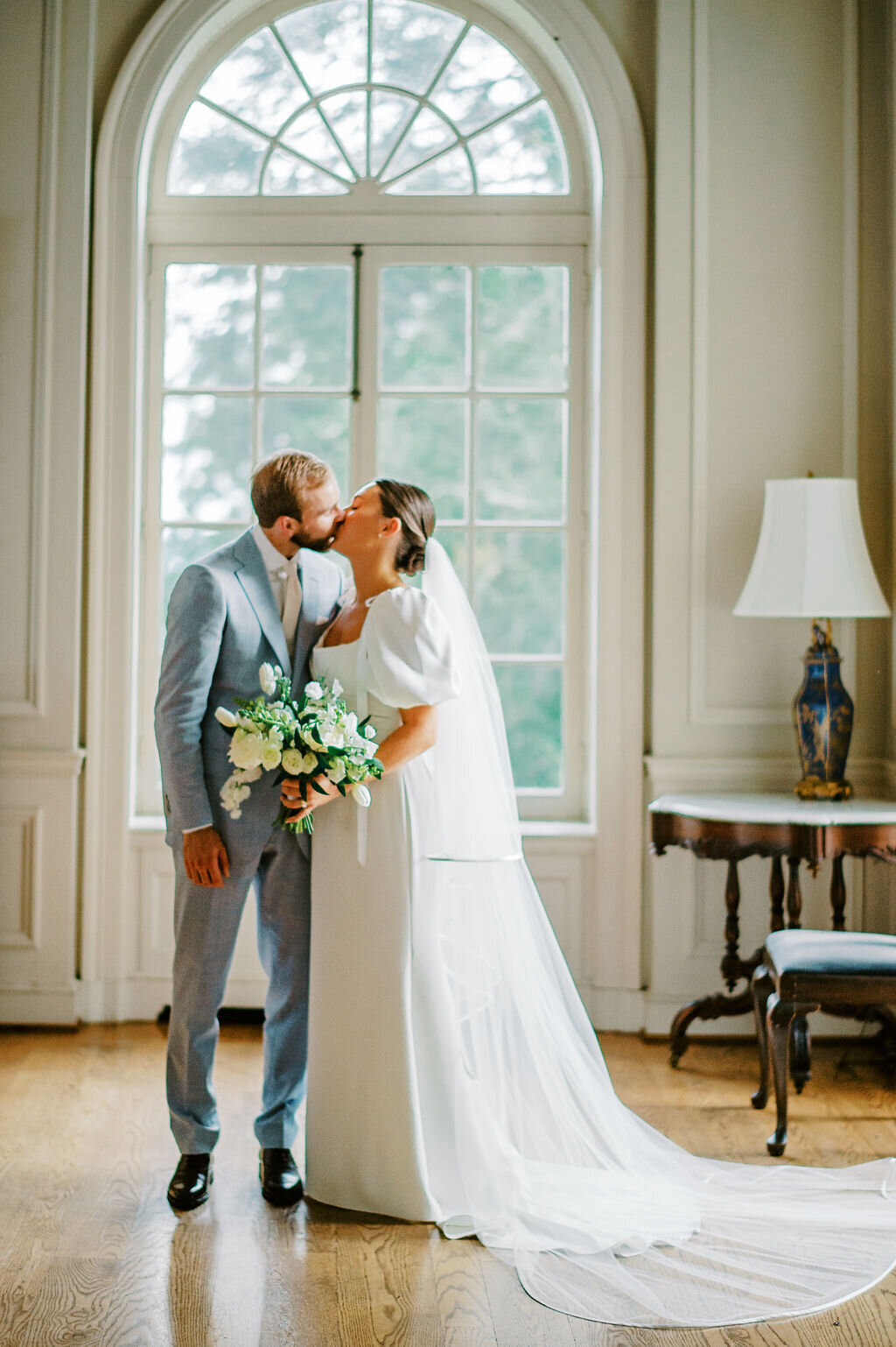 brielle-davis-events-strong-mansion-summer-white-blue-wedding-184