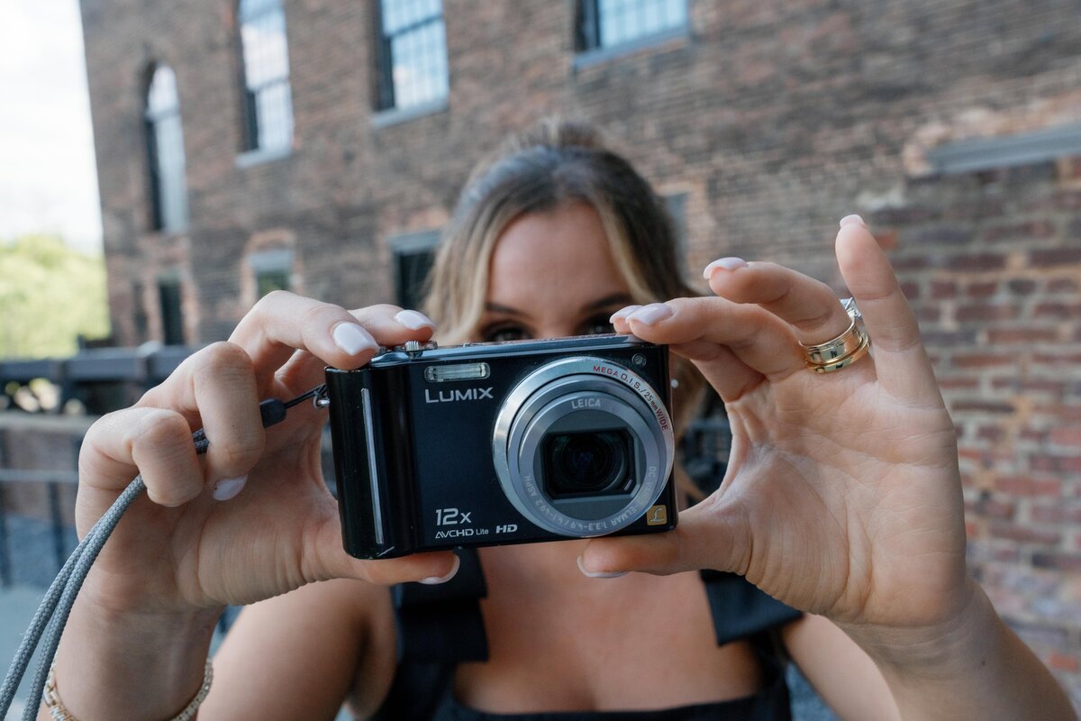 wedding-guest-points-camera-at-photographer