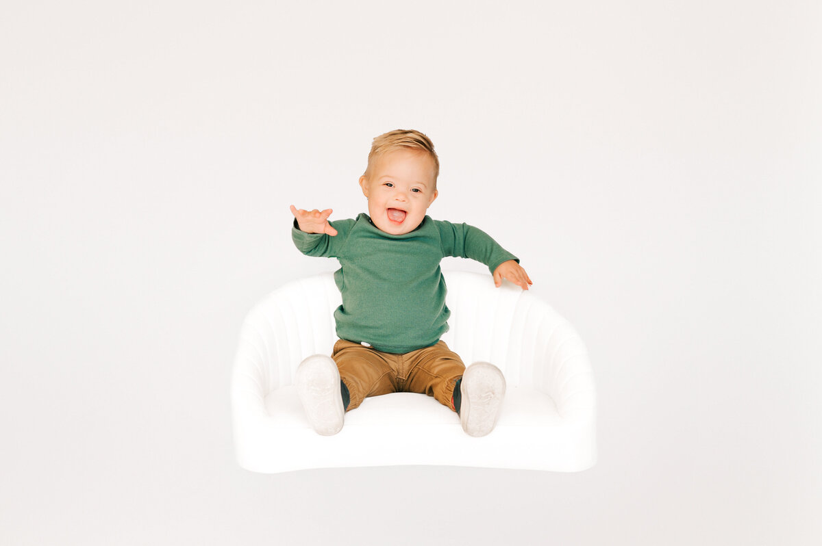 Springfield MO special needs photographer Jessica Kennedy of The XO Photography of kid waving in photography studio