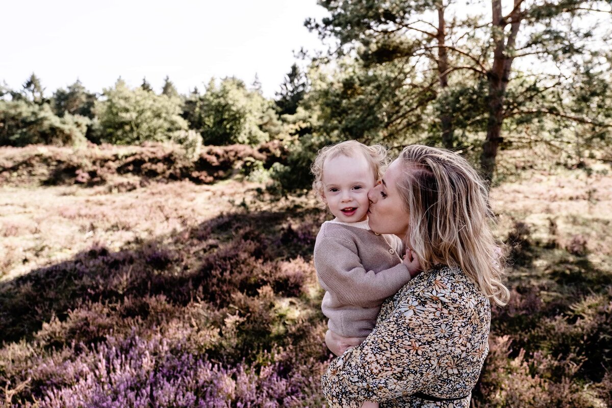 Fotograaf gezinsfoto's Drenthe - moeder en dochter op heide Drenthe.