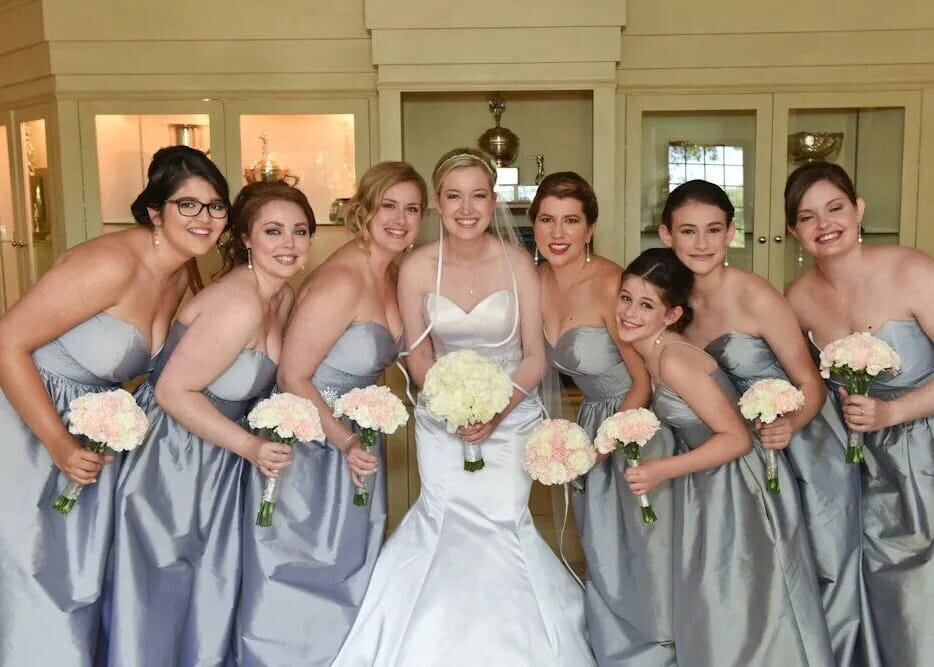 bridal-party-group-photo-bouquets
