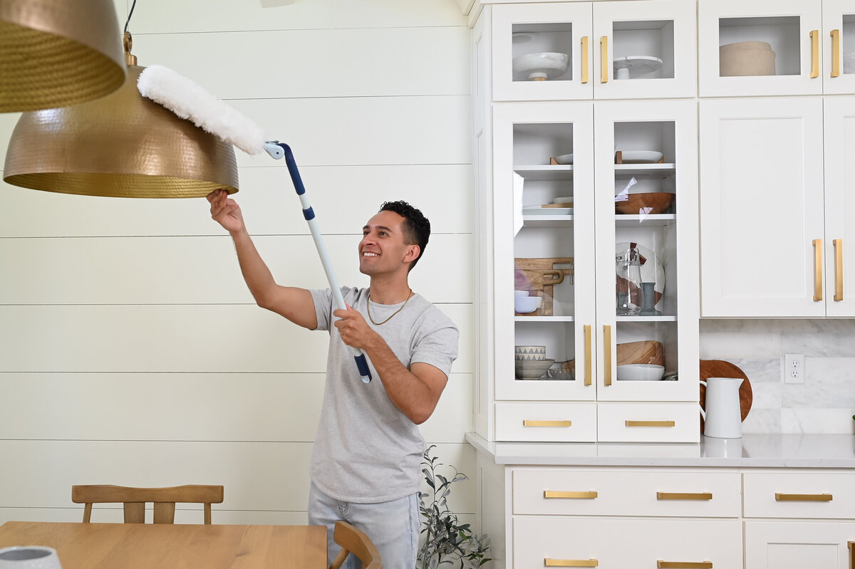 8500844_Casabella_Bath Household_Multi-Angle Extendable Duster_Lifestyle_2023_4