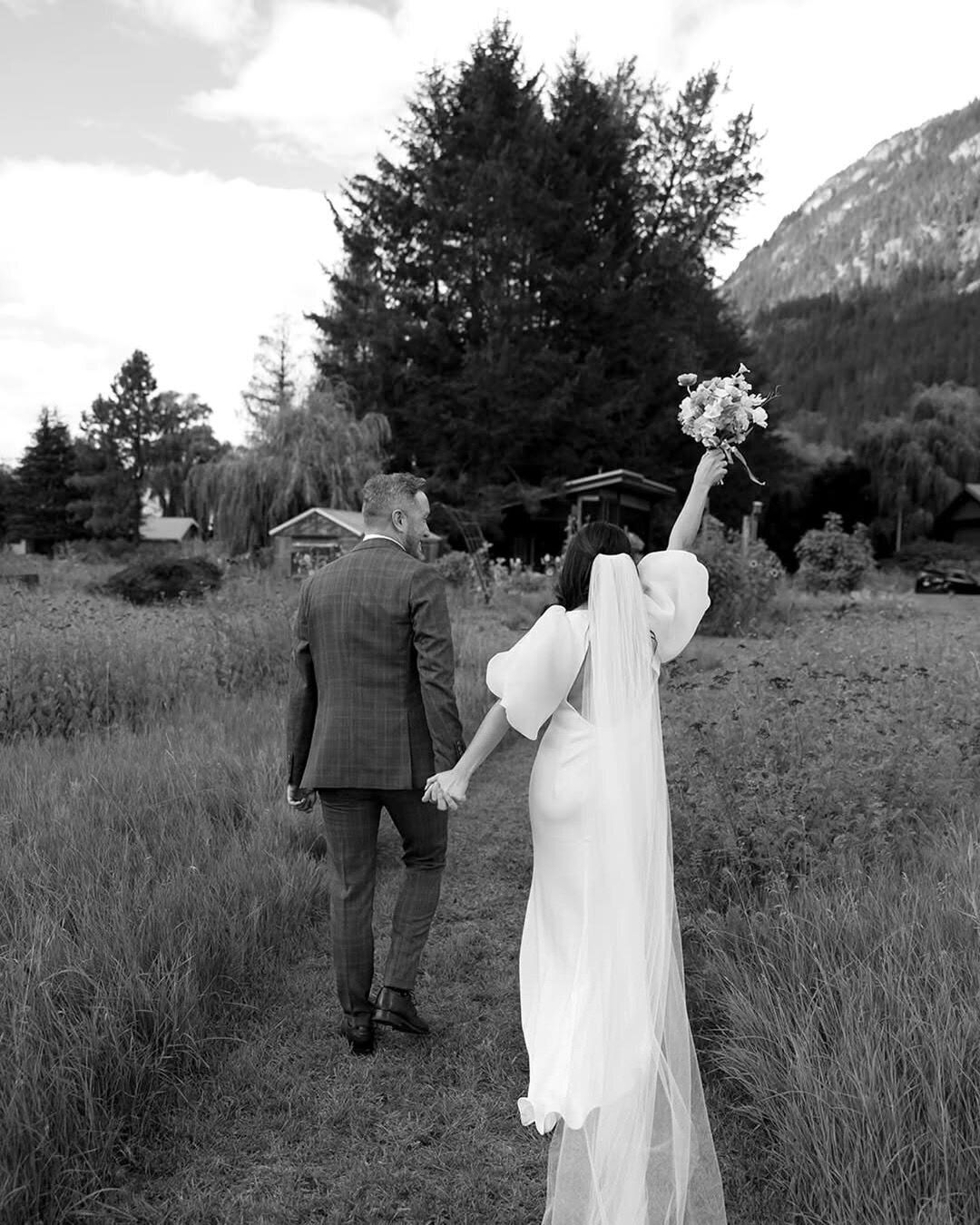 Love when couples embrace their own unique style and do things their way—you can just tell they’re celebrating their love, surrounded by friends and family, having the best time.And contrary to popular belief, you don’t have to sp (3)