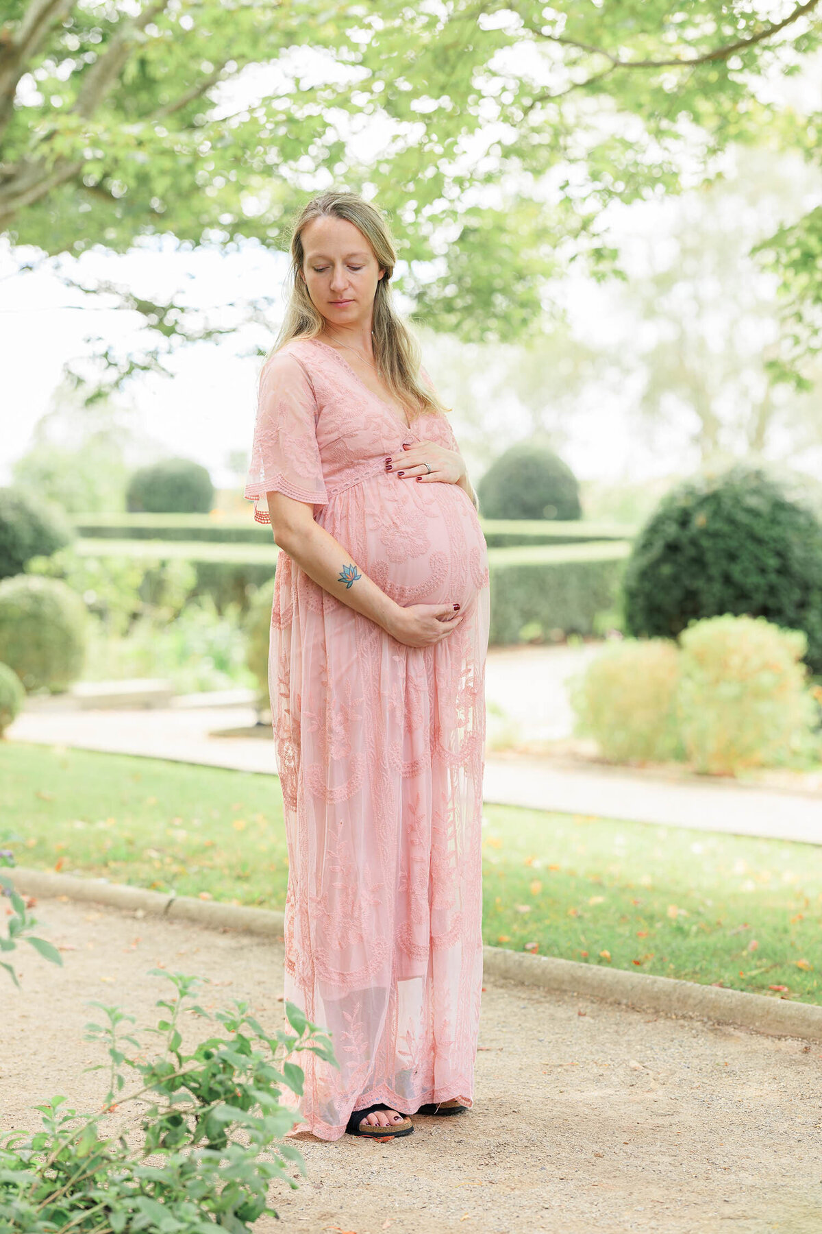 rose-garden-maternity-session-harkness-memorial-connecticut-7
