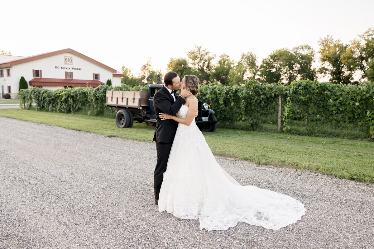 Summer-Wedding-DC-Estate-Winery-Beloit-Illinois-Meg-Dunn-Photography-94