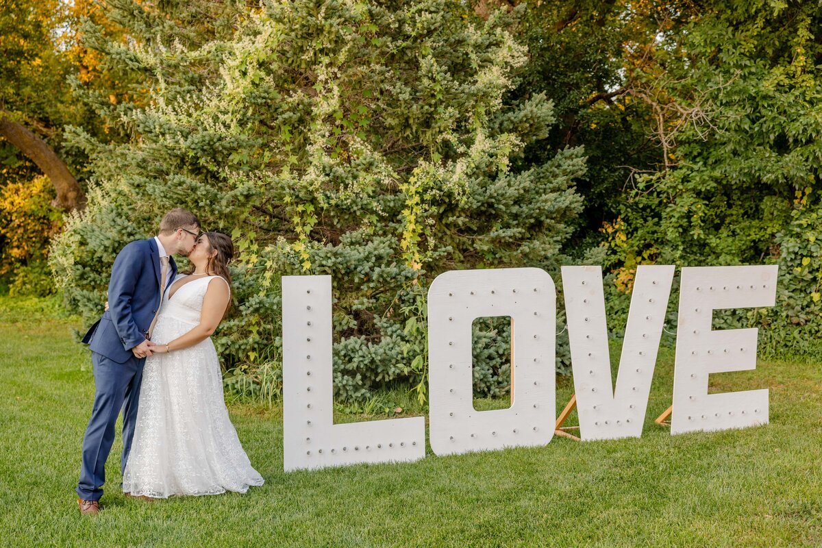 Ali & Jyles Wedding Photo - DVX11375_-min