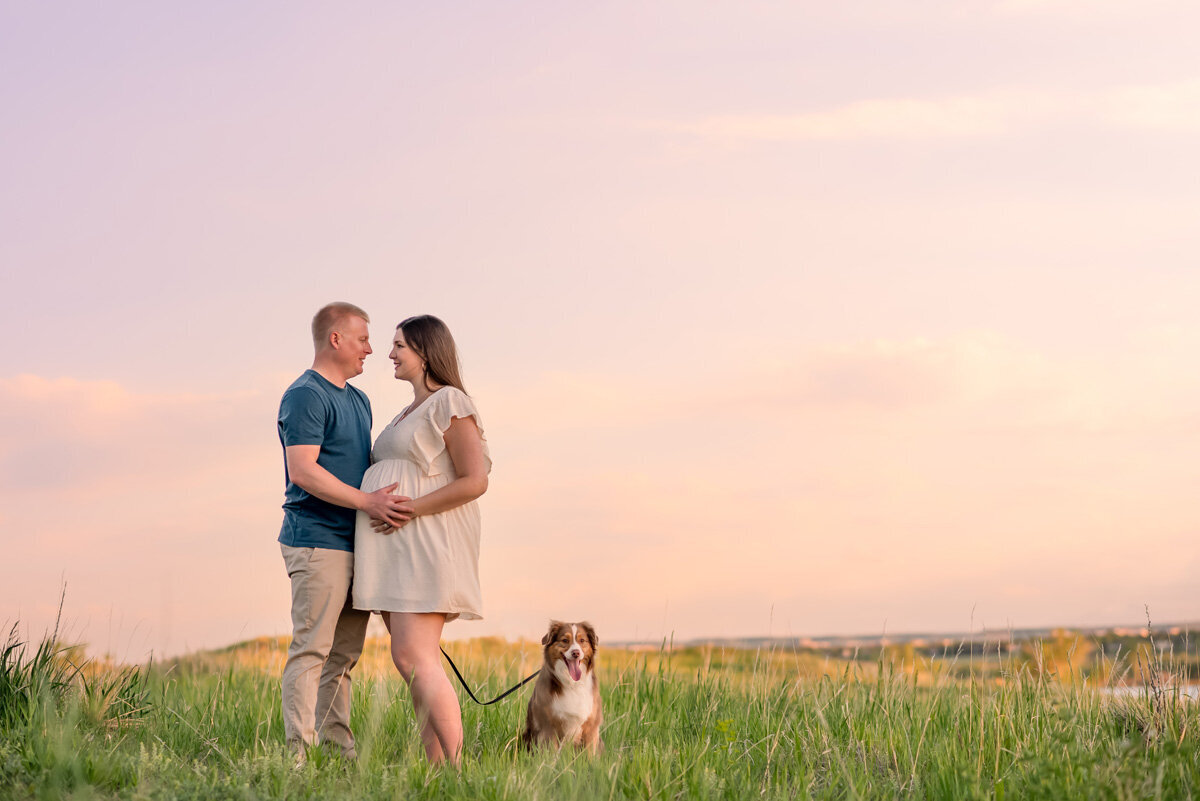 aurora-outdoor-couple-maternity-with-dog-003