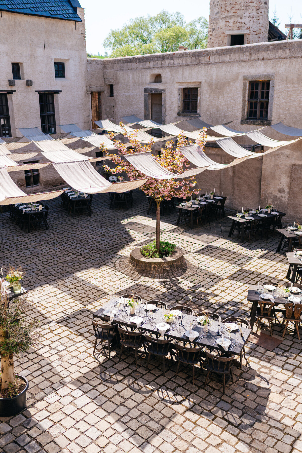 svatba za vratama nádvoří_2