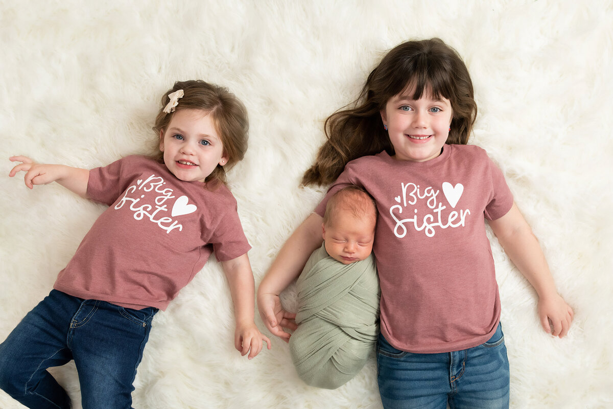 newborn-baby-with-big-sisters-cuyahoga-falls-photographer