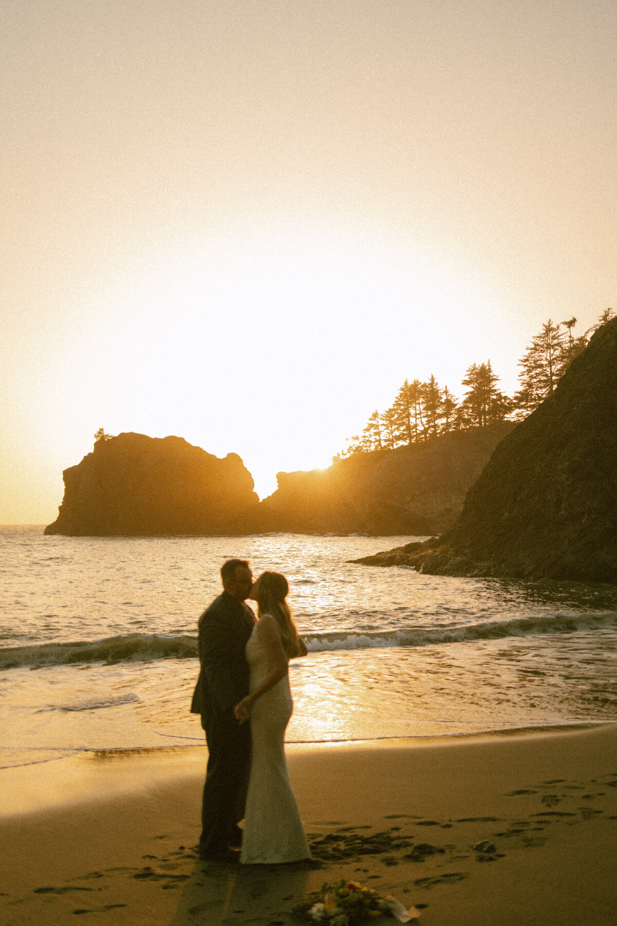 oregon-coast-secret-beach-sunset-elopement-filmy-presets-jayde-mikenzie-photography-8