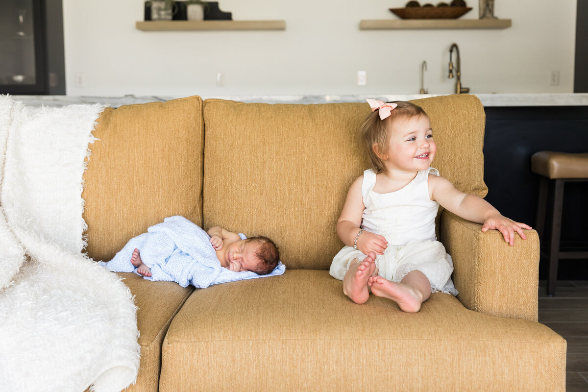 newborn baby and big sister in lifestyle photo
