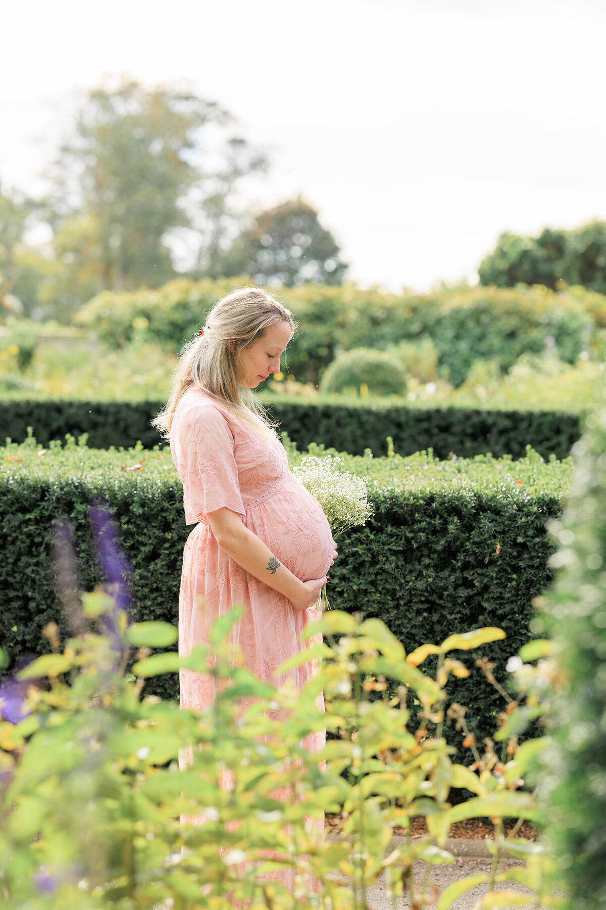 rose-garden-maternity-session-harkness-memorial-connecticut-14