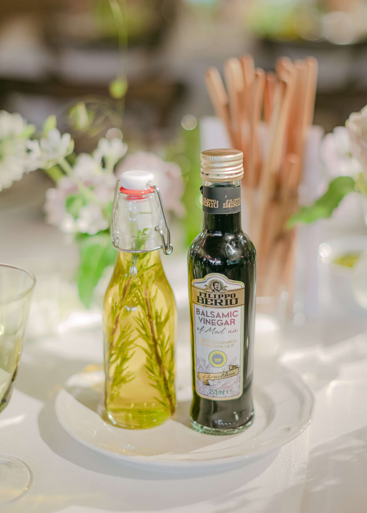 chloe-winstanley-weddings-tablesetting-olive-oil