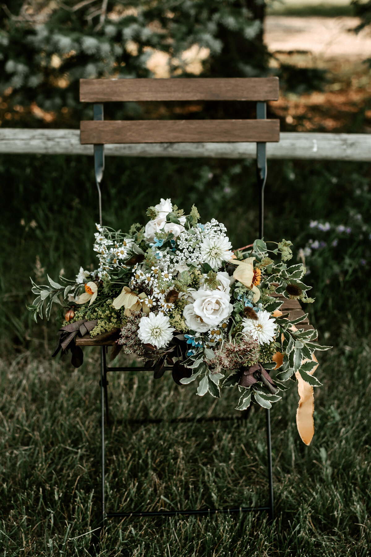 floral-and-field-design-bespoke-wedding-floral-styling-calgary-alberta-country-trails-7