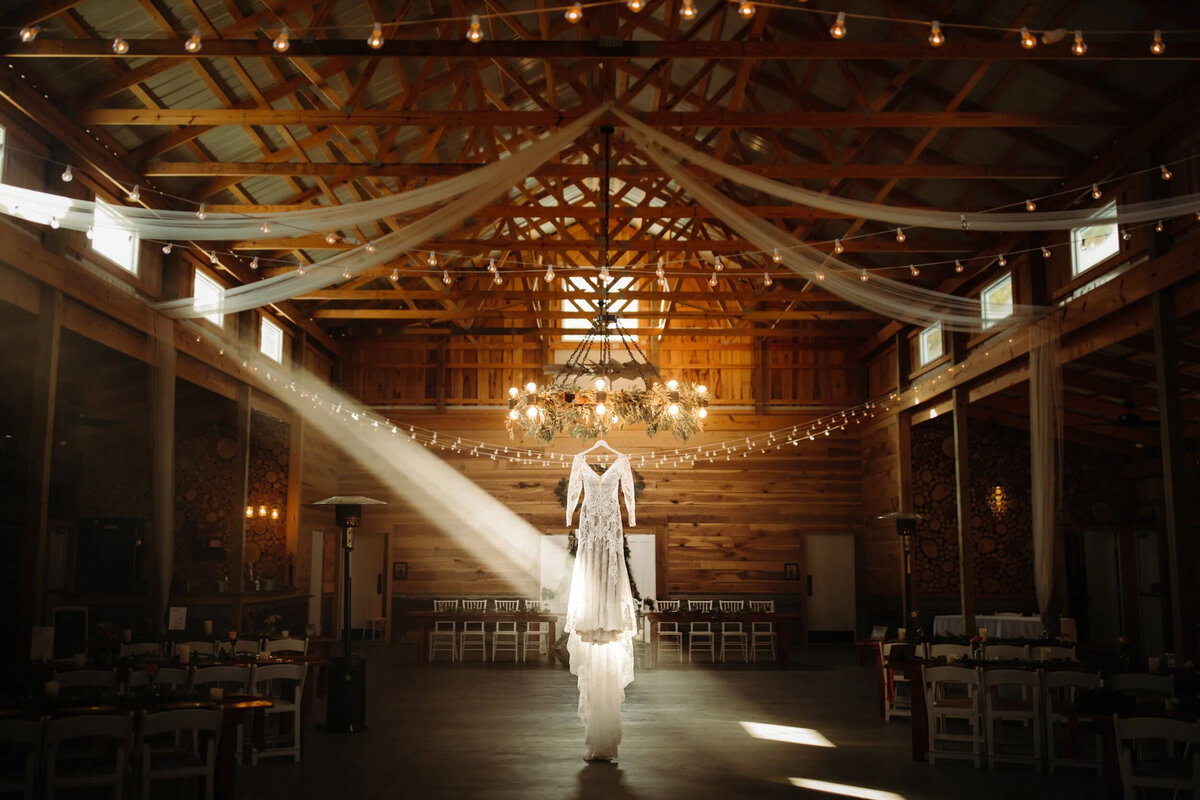 wedding+photography+photographer+barn+at+hamner+ridge+indiana+fall+october+autumn+dress+shot