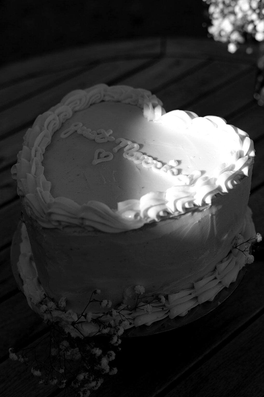 simple-wedding-cake-outdoor-wedding