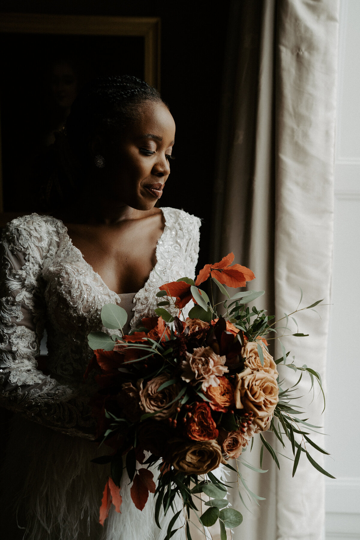 bride with rust coloured boquet