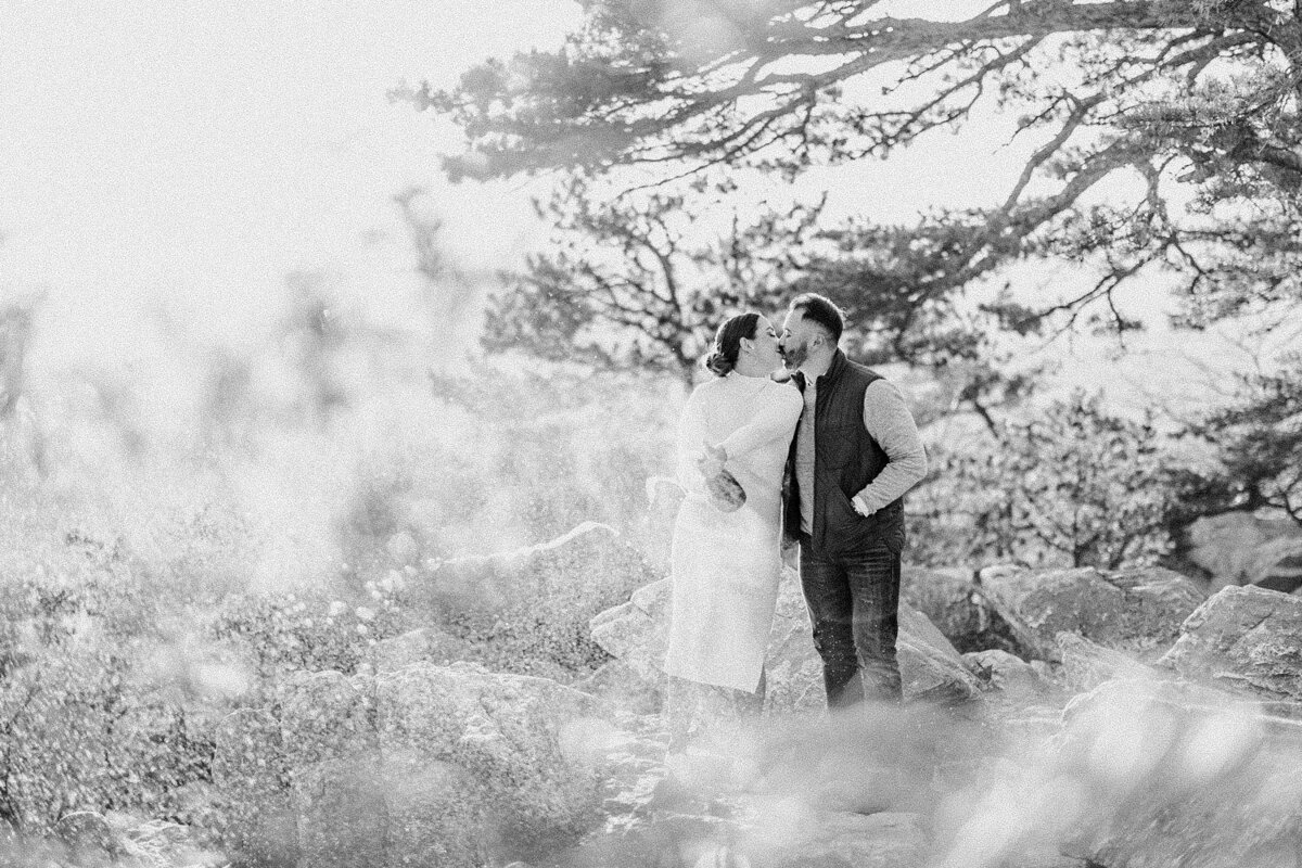couple kissing
