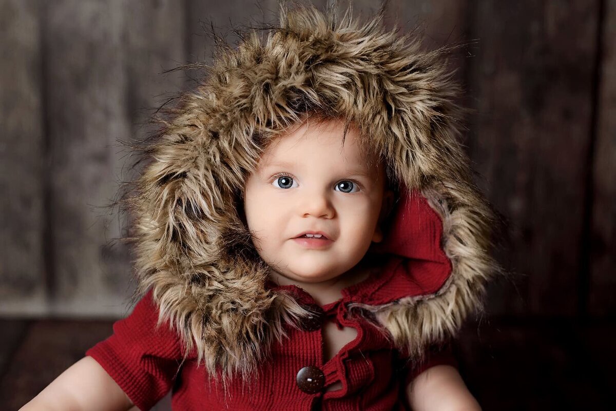 mobile-inhome-cakesmash-photography_vancouver-fraser-valley_1-year-milestone-red-fur-hood