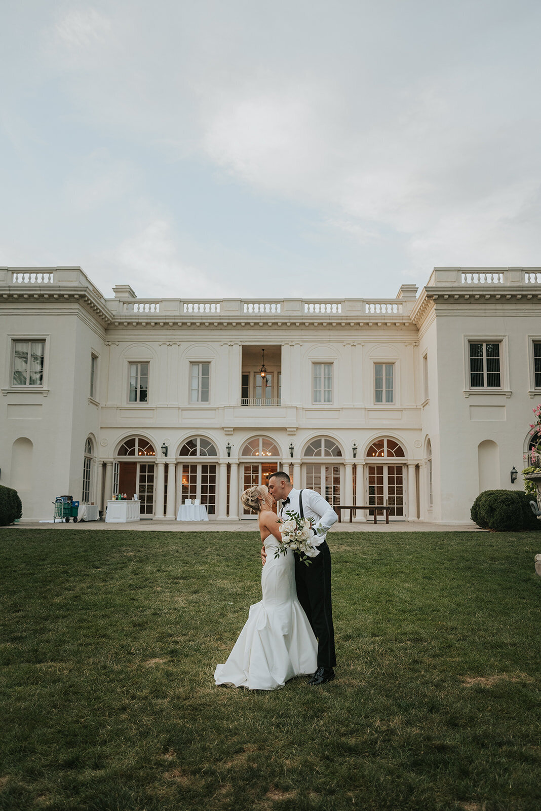 MODERN-GARDEN-MANSION-SUMMER-WEDDING-LINDSAY-BESNIK_PHOTOS_BY_MARIA_B_LUNG_0353