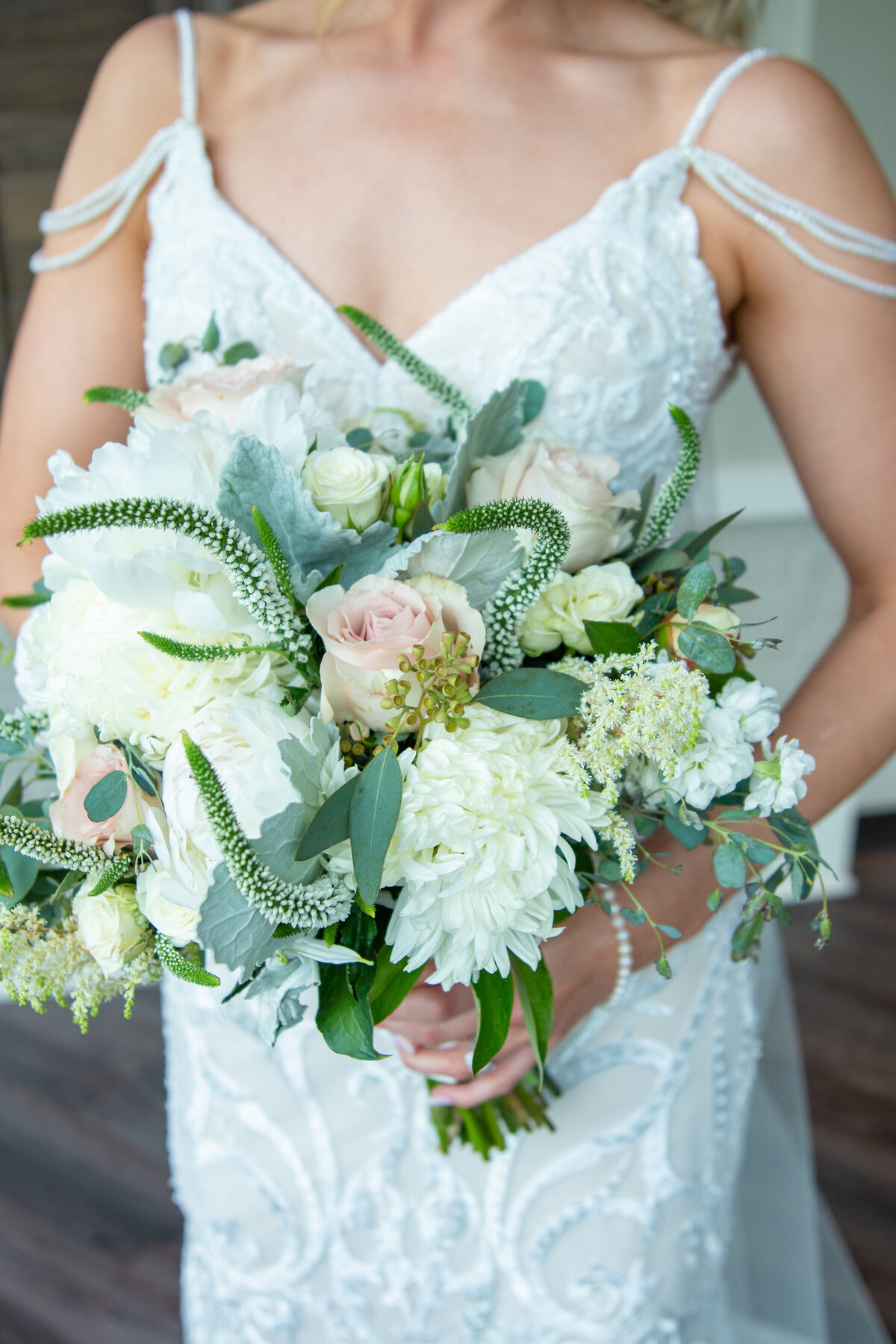 bride-wedding-flower-details